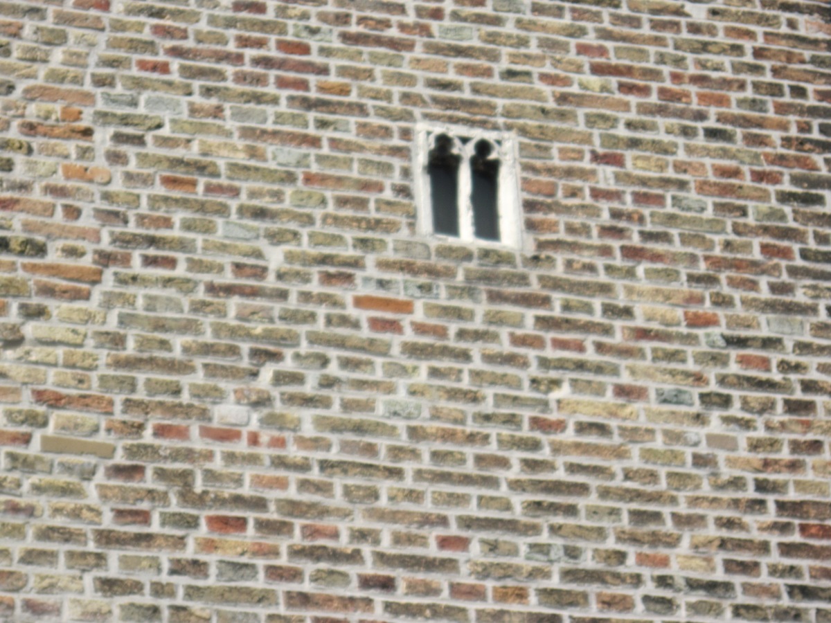 27- Bruges- La più piccola finestrina bifora- gotica si trova sulla facciata del Palazzo Gruuthuse nei pressi della Chiesa di Nostra Signora